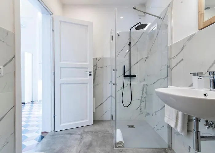 Liberty 招待所 3*